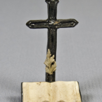 SLM 26704 - Tårtdekoration i form av kors och bibel