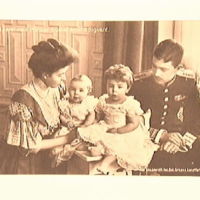 SLM M000456 - Kronprinsparet Margaretha och Gustaf Adolf med prinsarna Sigvard och Gustaf Adolf 1908