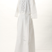 SLM 36664 - Vit broderad klänning sydd av sockersäckar, hålsömsbroderier, tidigt 1900-tal