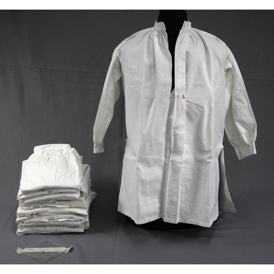 SLM 39009 1-11 - Barnskjortor av vit bomull, har tillhört Carl Åkerhielm (1882-1911)