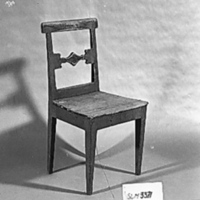 SLM 3371 - Stol med horisontell profilerad ryggslå, från Torp i Tuna socken