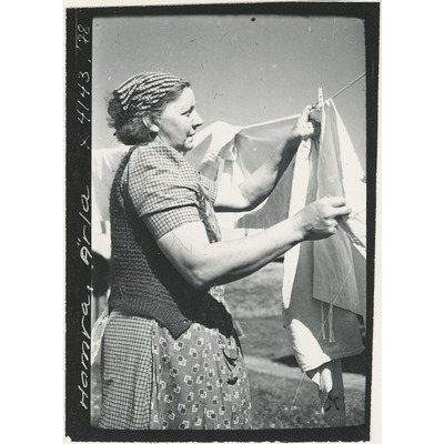 SLM X4143-78 - Kvinna hänger tvätt vid Hamra i Ärla socken
