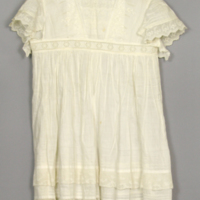 SLM 11800 - flickklänning av vit voile, möjligen sydd i Dalarna