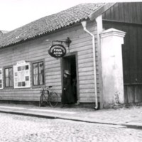 SLM M033726 - Fiskeriföreningens fiskaffär på Slottsgatan 12 i Nyköping, foto 1915