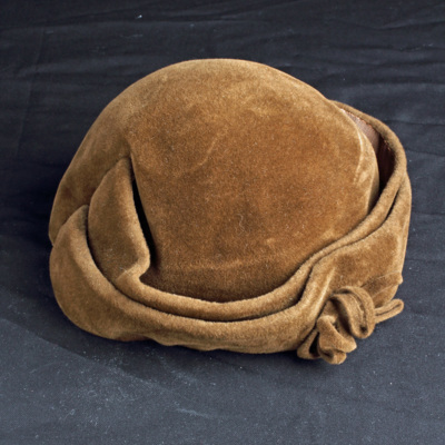 SLM 37183 - Hatt av brunt sammetsliknande ylle, prydd med band, 1940 - 50-tal