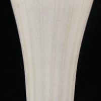 SLM 28146 - Vas av keramik, vitbeige glasyr med inristade linjer, signerad Rörstrand Sweden