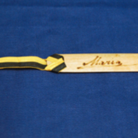 SLM 7302 - Papperskniv av trä med prins Wilhelms och prinsessan Maria Pavlovnas namnteckningar