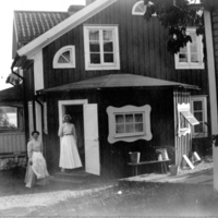 SLM P09-1378 - Kvinnor vid köksingången, sannolikt vid Kristineberg, Oxelösund
