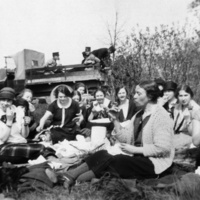 SLM P05-412 - Damer på utflykt med bil, 1920-tal, ur Maj-Sofi Ahlstrands fotoalbum