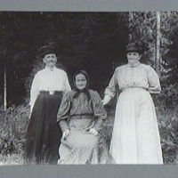 SLM R256-93-4 - Tre kvinnor i skogen vid Högsjö säteri