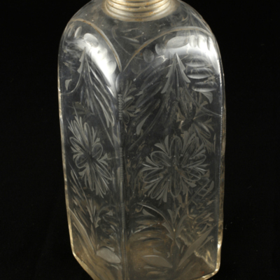 SLM 2928 - Flaska av glas med slipat och etsat motiv, från Gustafsberg i Floda socken