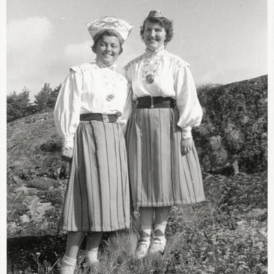 SLM P2015-1210 - Tvillingsystrarna Erna och Linda i estnisk folkdräkt, ca 1944