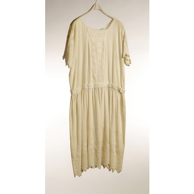 SLM 23021 - Vit klänning av bomullsbrodyr, 1900-talets mitt