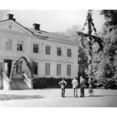 SLM P2023-0014 - Kjesäter slott pyntat för en högtidsdag någon gång 1942-1945