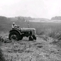 SLM M029631 - Två män med en traktor på en åker