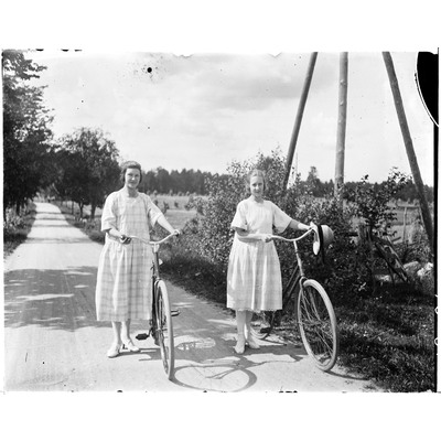 SLM X01-70 - Två kvinnor med cyklar