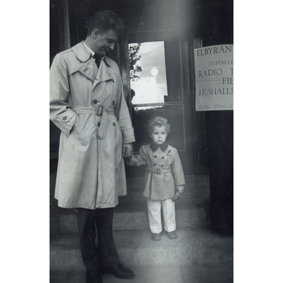 SLM P2018-0849 - Claes med sin pappa ca 1956