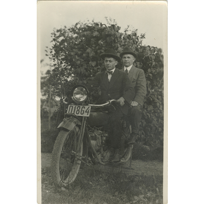 SLM P2022-0435 - Två män på motorcykel