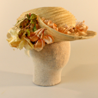 SLM 12032 - Hatt av tagelfläta, dekorerad med blommor och blad