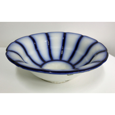 SLM 15047 - Vid skål av vitt porslin med vågig kant målad i flytande blått