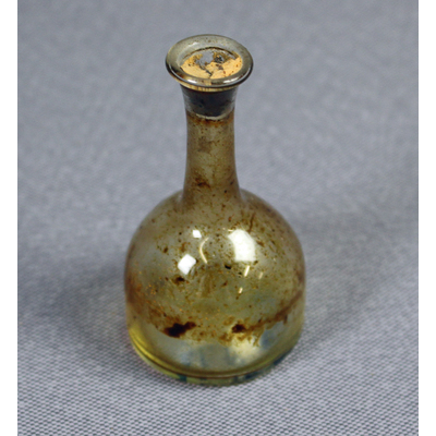 SLM 3030 - Medicinflaska av blåst glas, troligen från sekelskiftet 1700/1800