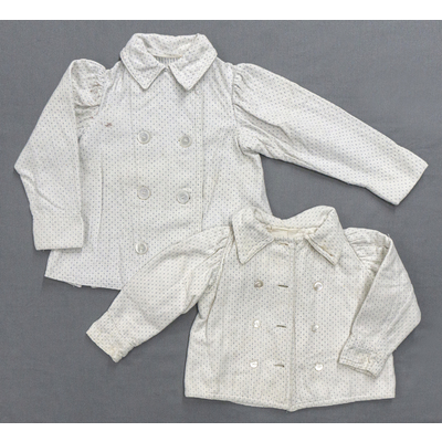 SLM 52678, 52679 - Två jackor till flickor av mönstervävd bomull, tidigt 1900-tal