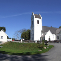 SLM D08-671 - Gillberga kyrka. Kyrkmiljö med personalbyggnad.