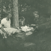SLM P11-5815 - Eva, Charlotte och Govert Indebetou i skogen