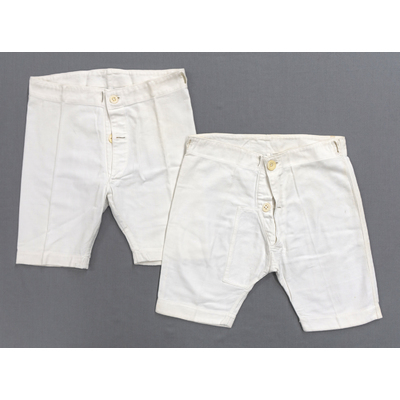 SLM 52689, 52704 - Två par kortbyxor för pojkar, av vit bomull, tidigt 1900-tal