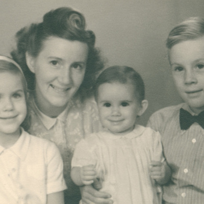 SLM P2015-699 - Familjen Wohlin, familjefoto från omkring 1946