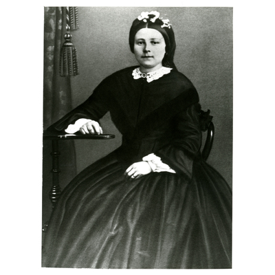 SLM P2019-0336 - Kristina Pettersson (Brita Stina) som brud på Fogdö den 30 oktober 1859
