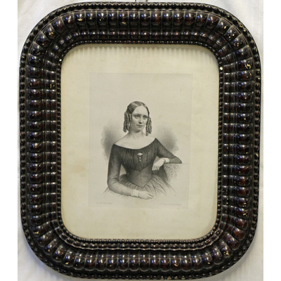 SLM 29333 - Litografi efter daguerreotypi, kvinna i halvfigur, 1800-talets förra hälft