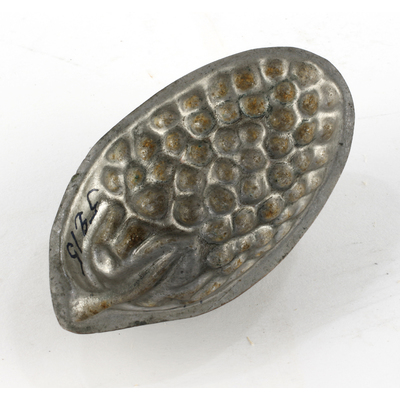 SLM 5215 - Bakelseform av koppar i form av vindruvsklase, 10,6 cm, sannolikt 1800-tal.