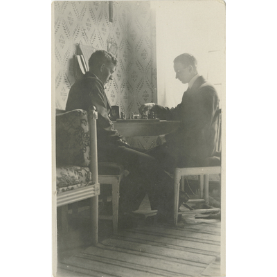 SLM P2022-0472 - Två män spelar schack