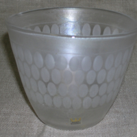 SLM 28181 - Skål av glas med iriserad sida och olivslipning, signerad 
