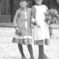 SLM X148-78 - Barn vid Nicolaikyrkan i Nyköping år 1919