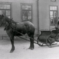 SLM M027544 - Georg Åkerman (1889-1932) med häst och släde vid Bettna station, 1920-tal