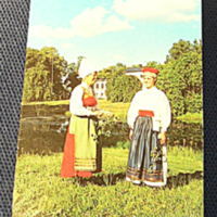 SLM 27334 - Kort, foto på två kvinnor i Vingåkersdräkt