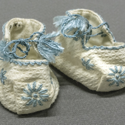 SLM 27522 - Babysockor av bomull med broderade blommor