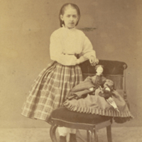 SLM P11-4227 - Ung flicka med sin docka på en stol, 1860 - 70-tal