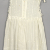 SLM 11801 - Flickklänning av vit bomullsbatist, möjligen sydd i Dalarna