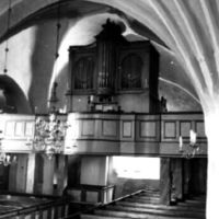 SLM A16-559 - Bakre delen av kyrkorummet med orgelläktare och orgel från 1957.