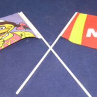SLM 33774 1-4 - Fyra flaggor av plast och papper med McDonald's logotype från år 2005