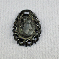 SLM 9921 - Droppformad medaljong av jet med kvinnohuvud, ca 1880-1920