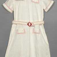 SLM 27452 - flickklänning av vit bomull med röda maskinsydda dekorationssömmar
