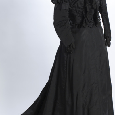 SLM 10626 1-2 - Svart sidenklänning som tillhört Gurli Drake (1853-1933)