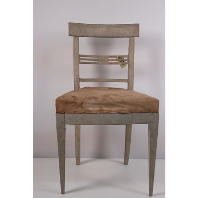 SLM 3379, 3380 - Två stolar från Bettna, med stoppad sits, svängda bakben och genombruten ryggbricka