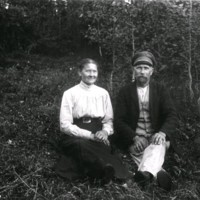 SLM M032760 - Smeden Alfred och Ida Johansson, Vevelsta Hörnstugan, Husby-Oppunda socken, 1920-tal