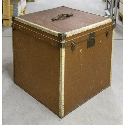 SLM 13946 - Fyrkantig koffert klädd med pegamoid och läder, inredning av bomullsband
