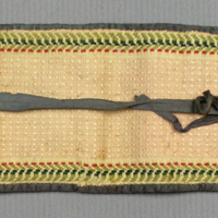 SLM 3650 1-4 - Korthållare i form av vävt band, innehåller tre gratulationskort, 1800-tal